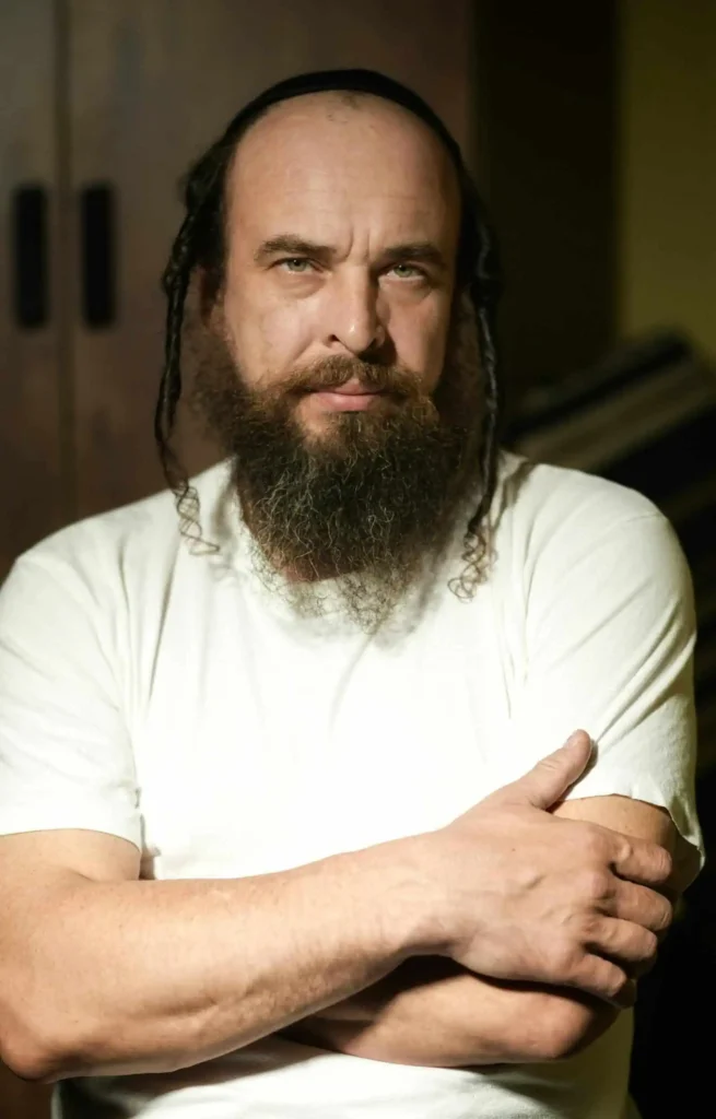 Kabbalista Isaac com barba longa e vestes claras, representante espiritual do mês hebraico de Kislev.