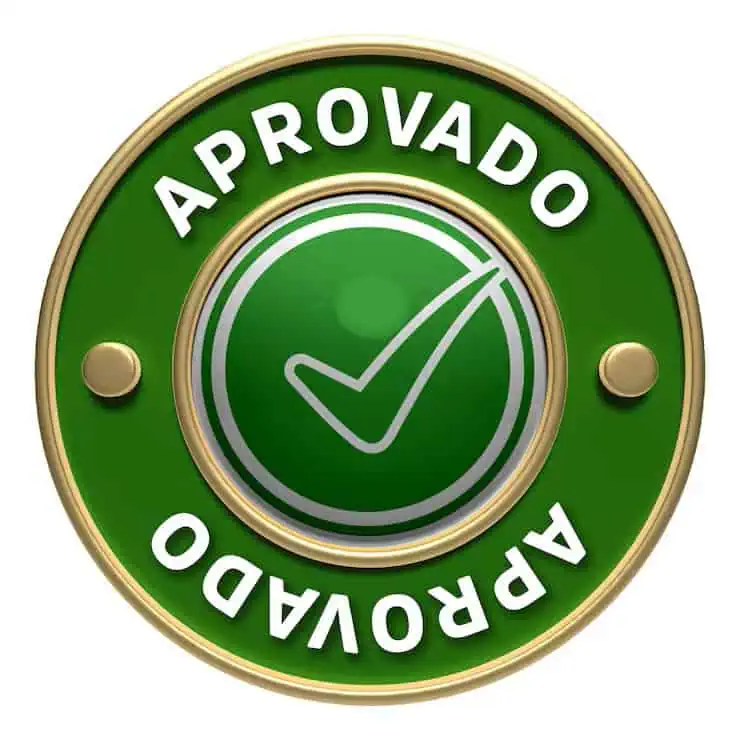 Selo verde circular com símbolo de verificação e a frase “Aprovado”.